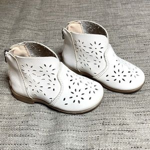 🛑 sold 🛑White toddler eyelet booties! Size 22